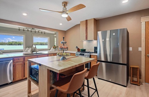 Suring House | New Listing! Sand Bar Resort – Updated 5BR with Lake Views, Big Yard, Firepit, Gourmet Kitchen & More!