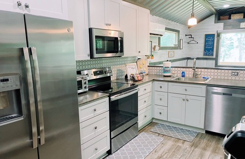 Scottsboro House | NEW LISTING! Spacious Tiny Home Near Lake - Jacuzzi + Covered Boat Parking