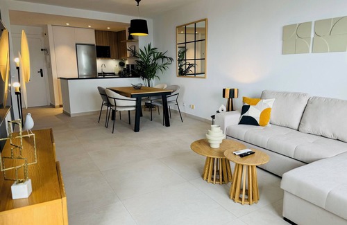 Estepona Condo | NEW LISTING. Superb apartment in Puerto de Estepona. Great Views to the Marina.