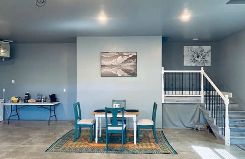 Sheridan House | New + Loft + Unique near Big Goose Creek