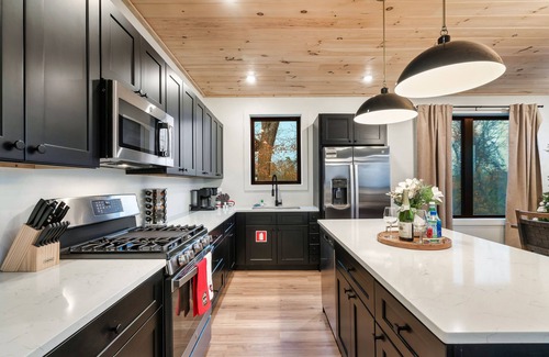 Sevierville Cabin | New Luxurious 4bd 5b cabin with Indoor Pool,Hot Tub, Thtr &Game Rm, Winter deal