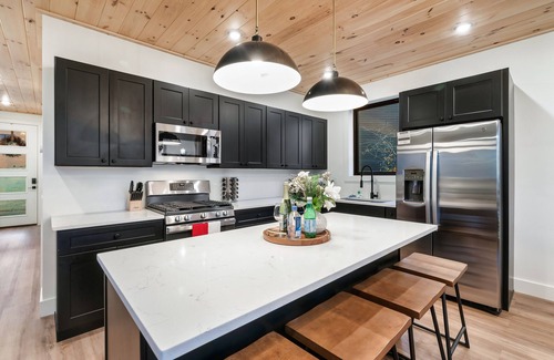 Sevierville Cabin | New Luxurious 4bd 5b cabin with Indoor Pool,Hot Tub, Thtr &Game Rm, Winter deal