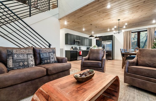 Sevierville Cabin | New Luxurious 4bd 5b cabin with Indoor Pool,Hot Tub, Thtr &Game Rm, Winter deal