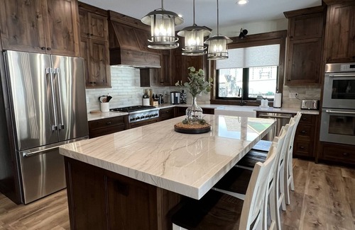 Island Park Cabin | New Luxurious waterfront cabin on Henry's Lake. 26 minutes to West Yellowstone
