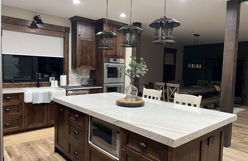 Island Park Cabin | New Luxurious waterfront cabin on Henry's Lake. 26 minutes to West Yellowstone