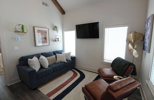 Auburn Cottage | New Luxury 1BR Cottage in Downtown Auburn Cottage District!