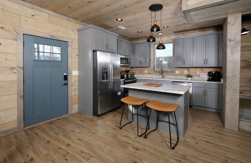 Chalet Village North Cabin | NEW Luxury 3-story cabin! MTN Views Hot Tub, Game Room, Fire Pit- Summer Pools!