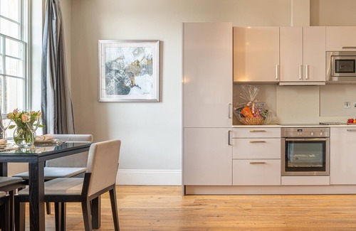 Upper Town Apartment | New luxury apartment 5 min walk to the Royal Crescent/centre. Ideal for families