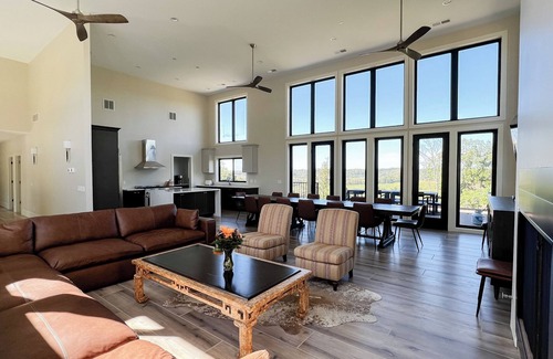 Elizabeth Cabin | New luxury lodge, 10mile views, on ranch next to Galena Territory, pool, animals