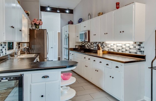 Madison House | New! Mid Century Modern 10 min from downtown, large, private yard