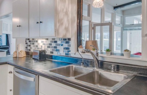 Madison House | New! Mid Century Modern 10 min from downtown, large, private yard