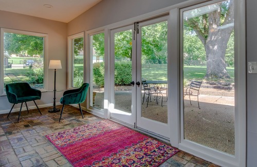 Madison House | New! Mid Century Modern 10 min from downtown, large, private yard