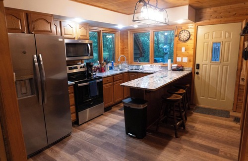 Rosamond Cabin | New Minglewood is our Cozy 3-bedroom cabin with WiFi, AC in lovely Irving