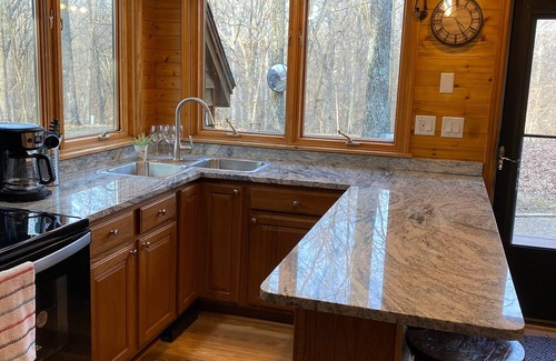 Rosamond Cabin | New Minglewood is our Cozy 3-bedroom cabin with WiFi, AC in lovely Irving