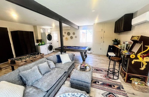 Page House | NEW! MiniGolf–PoolTable–FirePit–BBQ–Arcade–Bocce