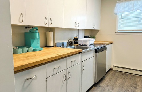 Rimmon Heights Apartment | NEW - Mins to Concord/Nashua - Driveway Parking - In Unit W/D - Backyard - Patio