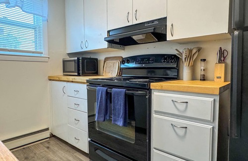 Rimmon Heights Apartment | NEW - Mins to Concord/Nashua - Driveway Parking - In Unit W/D - Backyard - Patio