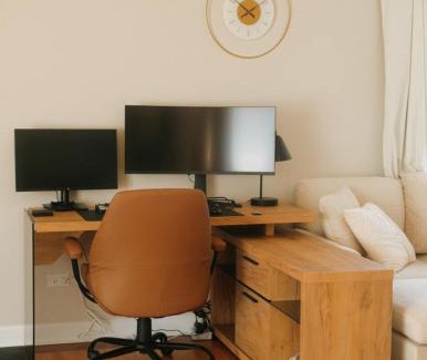 Dunning House | New Modern 3BR, Gym, Workspace, Quiet Location