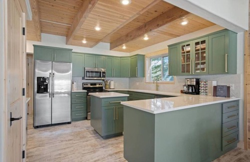 Tamarack Resort House | New! Modern Cabin w/fireplace/hot tub/sleeps 12