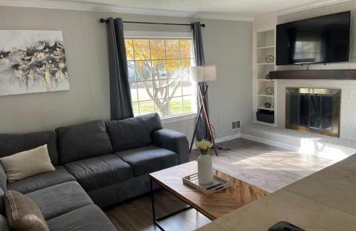 Greenville - Spartanburg House | New Modern Lux Large Home 10MIN Downtown Sleeps 12