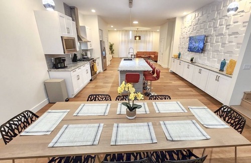 The Gate House | NEW Modern & Luxe 5BDR House. Sleep 14. Downtown 5min away