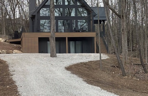 Howard Cabin | NEW Modern luxury 4-bedroom Aframe with WiFi and HOT TUB in Howard