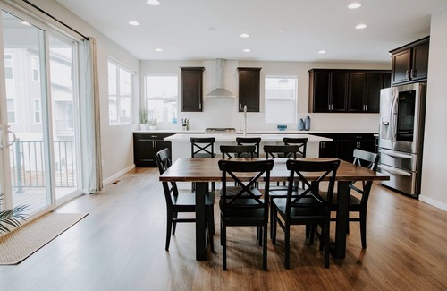 Parker House | New Modern Stylish Oasis, Bright and Comfortable Home