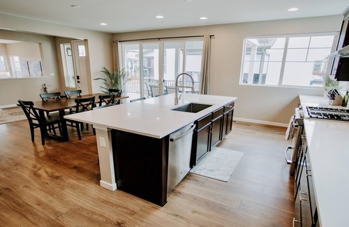 Parker House | New Modern Stylish Oasis, Bright and Comfortable Home