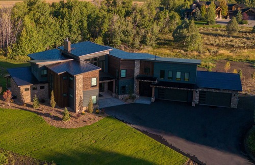 Ashton Cabin | New! Mountain Luxury Lodge, 7 Suites, Private Lake, Family Gatherings/Weddings