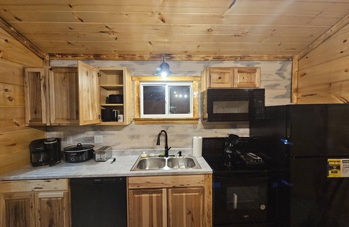 Matewan Cabin | NEW PARADISE RETREAT - Hatfield Mccoy Trails - Rent 1-3 Cabins, Sleep up to 18