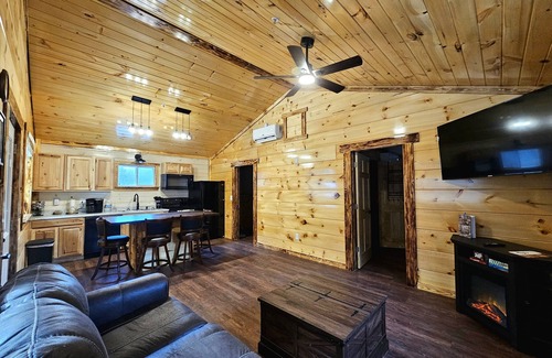 Matewan Cabin | NEW PARADISE RETREAT - Hatfield Mccoy Trails - Rent 1-3 Cabins, Sleep up to 18