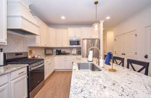 Auburn - Opelika House | NEW! Plains Getaway In Auburn, 3BR/3BA townhome that sleeps 8 w/EV Charger!