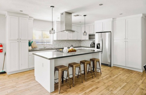 Melrose Meadows House | NEW Poolside Pickleball Paradise - Old Town