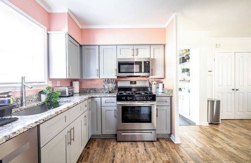 Memphis House | *NEW* Popcorn & Pacmac | Delightful Memphis gem