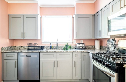 Memphis House | *NEW* Popcorn & Pacmac | Delightful Memphis gem