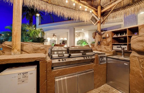 Sunrise Manor Villa | NEW: Private Resort-Style! Waterslide, Tiki, Sports Court, City Views ⭐️⭐️⭐️⭐️⭐️