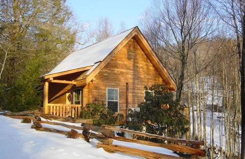 Spruce Pine Cabin | New red cedar log home just off the blue ridge parkway in Little Switzerland, NC