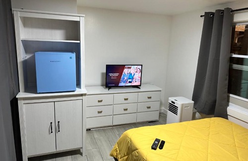 Tamiami House | New Relaxing Room with Queen Bed, 50 Inch Smart TV, Netflix, AirPlay, Mini-Fridge, and 500 Mbps WiFi near FIU, Dolphin Mall, Airport