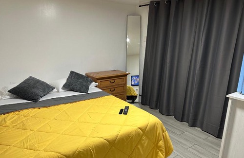 Tamiami House | New Relaxing Room with Queen Bed, 50 Inch Smart TV, Netflix, AirPlay, Mini-Fridge, and 500 Mbps WiFi near FIU, Dolphin Mall, Airport