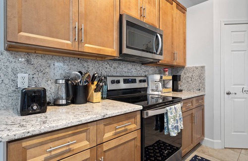 Drayton House | New remodeled home with patio in cul-de-sac. 12 sleep accommodating.