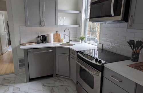 Durham Apartment | NEW! Renovated 2Br/1Ba Convenient to 9th St, NCSSM