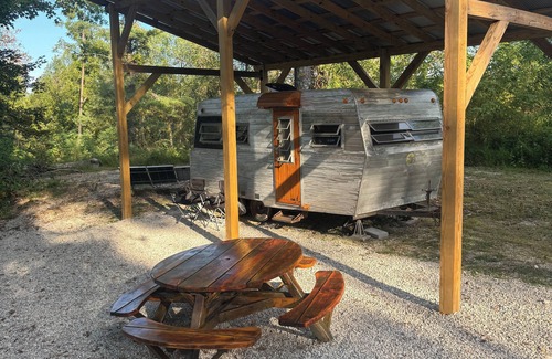 Campton House | NEW! Retro 1970s Camper 24-Mile Ridgetop Views, Stargazing & Private Retreat