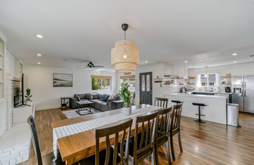 Lake Redding Estates House | *NEW* 🌄Riverside Retreat🌅 with Pool & Hot Tub