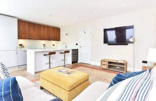Golborne Apartment | (New) Rooftop eyrie in heart of vibrant Notting Hill