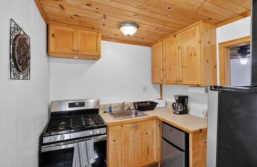 Cobb Apartment | NEW! Rouge Cobb Mountain Hotel - Cabin 3