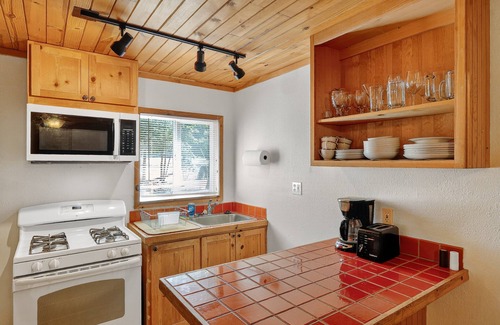 Cobb Apartment | NEW! Rouge Cobb Mountain Hotel - Cabin 5