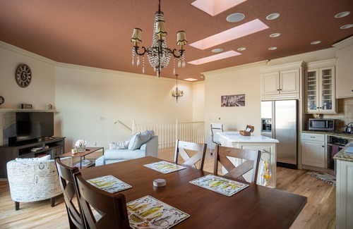 East End House | NEW* Sammy's Place! Clean, Comfy, Stylish & Peaceful - Entire East End Townhouse