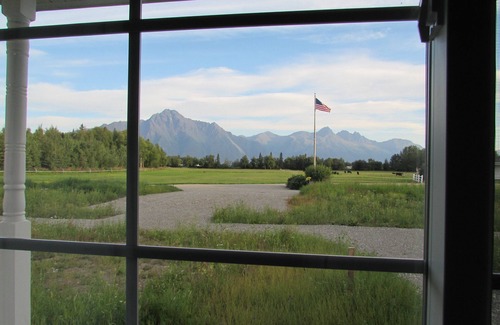 Palmer House | NEW Self contained- Beautiful Mt. View- Bungalow
