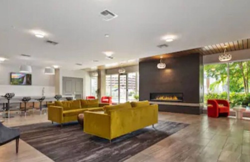 Downtown Baltimore Apartment | New serene 5 min UMMC High ceilings We Love pets