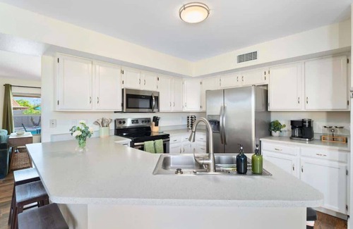 Glendale House | *NEW* Stadium Desert Oasis! Heated Pool Games Spa!